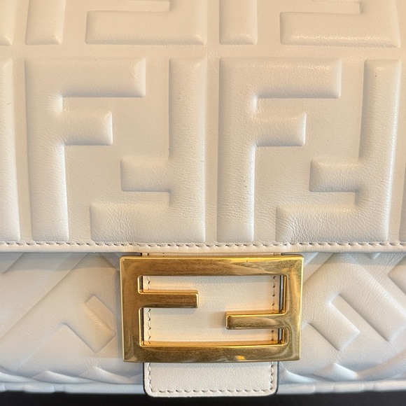 Fendi White Leather Baguette Bag - Picture 2 of 11